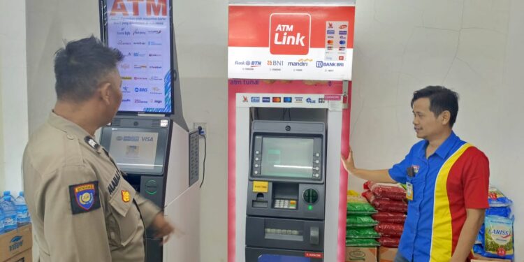 Patroli mobile rutin Polsek Kadudampit untuk mengantisipasi gangguan kamtibmas  di wilayah hukum polsek kadudampit