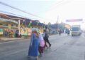 Wujud Kepedulian, Polisi Bantu Anak-Anak Sekolah Menyeberang Jalan