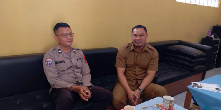 Ps Kanit Binmas dan Bhabinkmatibmas Polsek Lembursitu sambangi SDN Cikundul