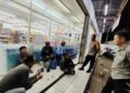 Polisi Patroli Malam Sambangi  Minimarket Dan Dialogis Dengan Masyarakat