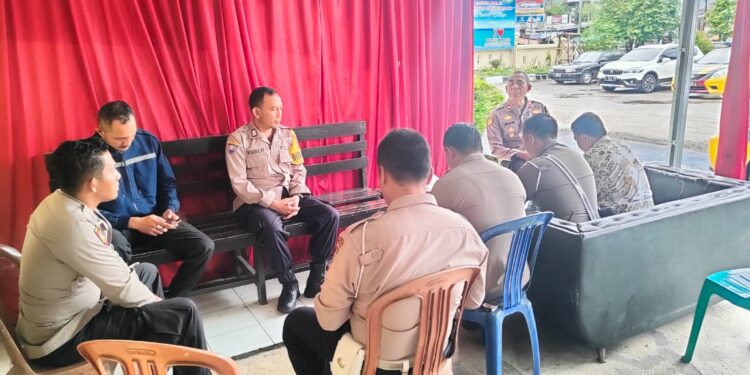 Anev Mingguan. Kapolsek Baros atensi, evaluasi kinerja wujudkan Harkammtibmas dalam pelayanan Polri