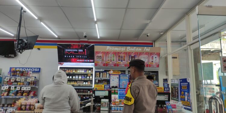 Patroli mobile rutin Polsek Kadudampit untuk mengantisipasi gangguan kamtibmas  di wilayah hukum polsek kadudampit