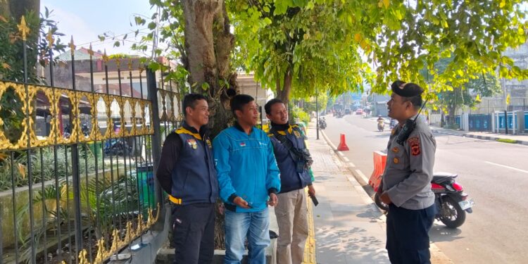 Panit Samapta Polsek Cikole Sambangi Ojek Online, Berikan Himbauan Kamtibmas