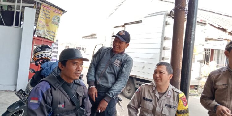 Bhabinkamtibmas Polsek Gunungguruh Sambangi Warga, Sampaikan Himbauan Kamtibmas dan Cooling System Jelang Pilkada 2024