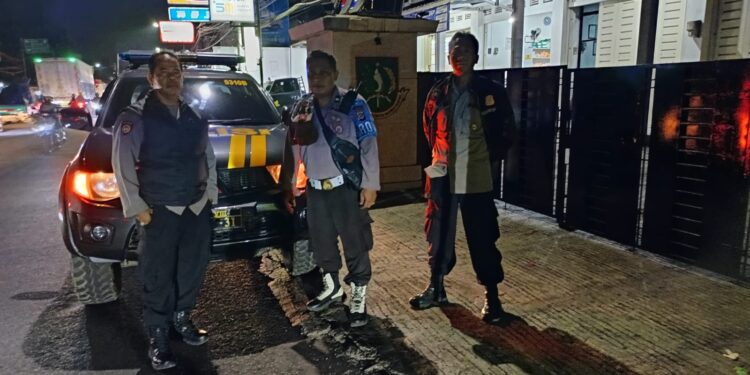 Polsek Sukaraja melaksanakan patroli di malam hari dengan sasaran tempat-tempat rawan
