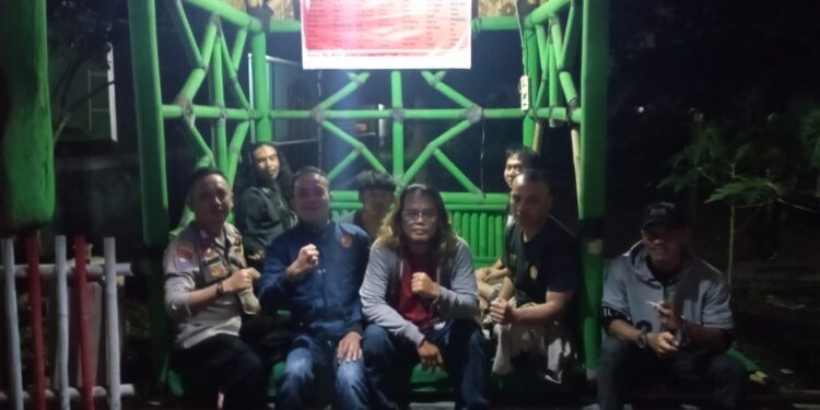 Bhabinkamtibmas Polsek Kebonpedes Laksanakan Satkamling, Ciptakan Situasi Kondusif di Desa Binaannya