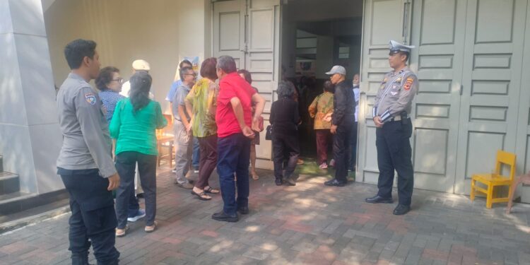 Personil Polsek Sukalarang Laksanakan PAM Ibadah Kebaktian di Gereja, Kristen Indonesia (GKI) Penginjil Kota Sukabumi