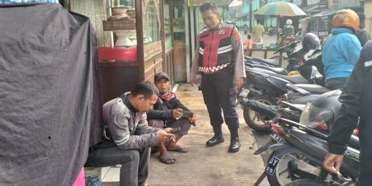 Berdialog Dengan Warga, Unit Samapta Polsek Cisaat Dialogis Berikan Himbauan Kamtibmas