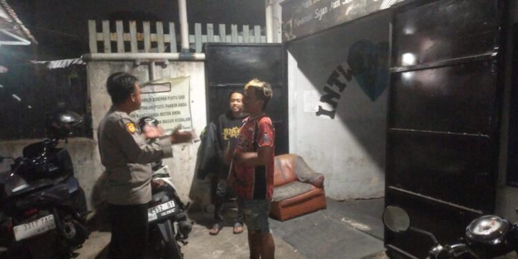 Patroli Malam Polsek Gunungpuyuh Sambangi Pemuda Nongkrong untuk Berikan Himbauan Kamtibmas