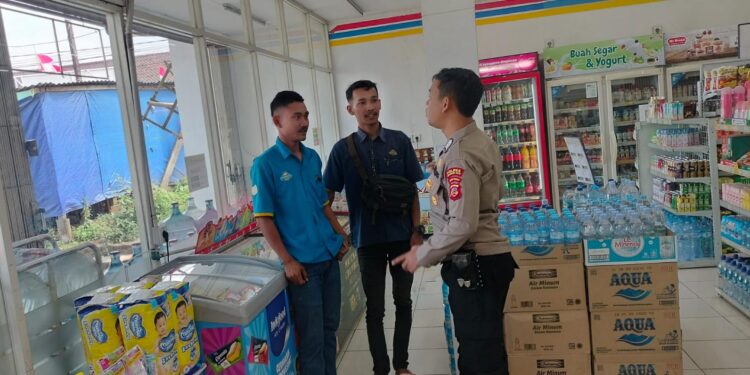 Sampaikan Himbauan Kamtibmas Kepada Karyawan Minimarket saat Patroli Siang