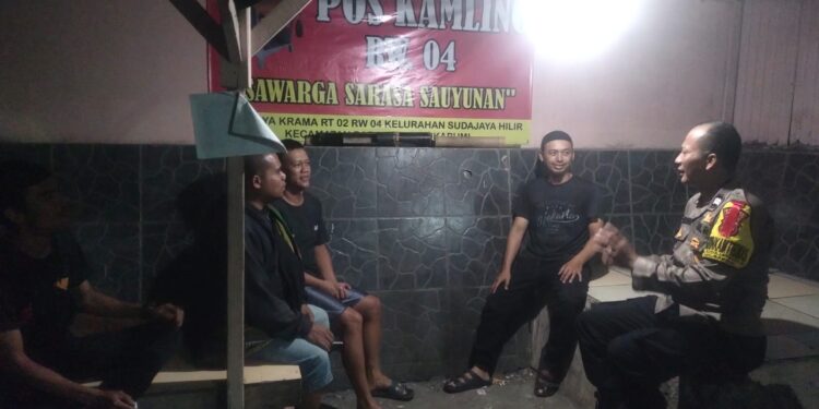 Lingkari kerawanan malam hari. Bhabinkamtibmas sampaikan himbau dan pesan kamtibmas kepada warga balandongan