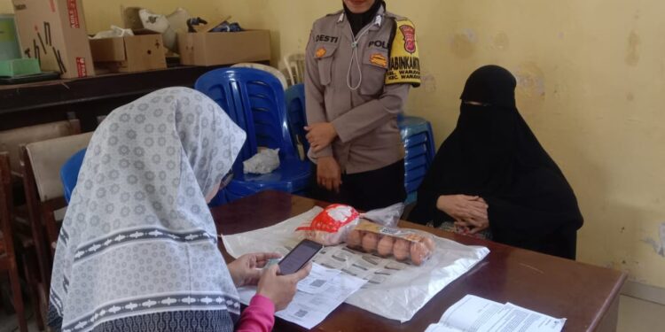 Cegah Stunting, Bhabinkamtibmas Monitoring Pembagian Bansos Kepada Keluarga Rawan Stunting