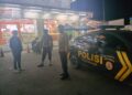 Anggota Samapta Polsek Sukalarang Laksanakan Patroli Dialogis Kerawanan Malam Sambangi Minimarket Yomart