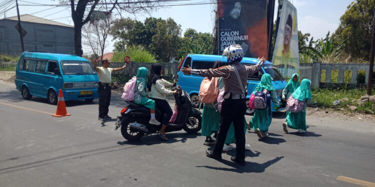 Unit Lantas Sektor Sukalarang Lakukan Strong Poin Saat Siswa Pulang Sekolah