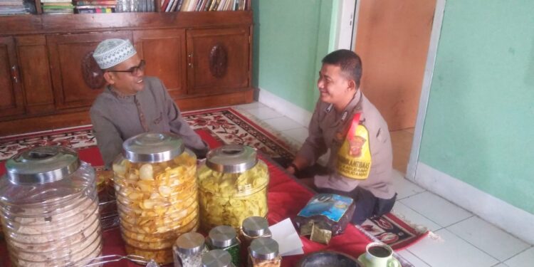 Tingkatkan Kamtibmas. Bhabinkamtibmas Desa Kadudampit efektifkan Dialogis bersama Warga antisipasi kerawanan gukamtibmas
