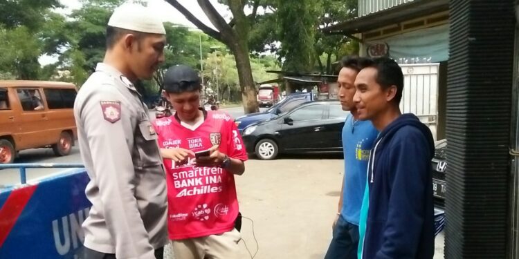 Efektifkan sambang jelang Pilkada. Bhabinkamtibmas ajak warga sudajaya antisipasi berita Hoax