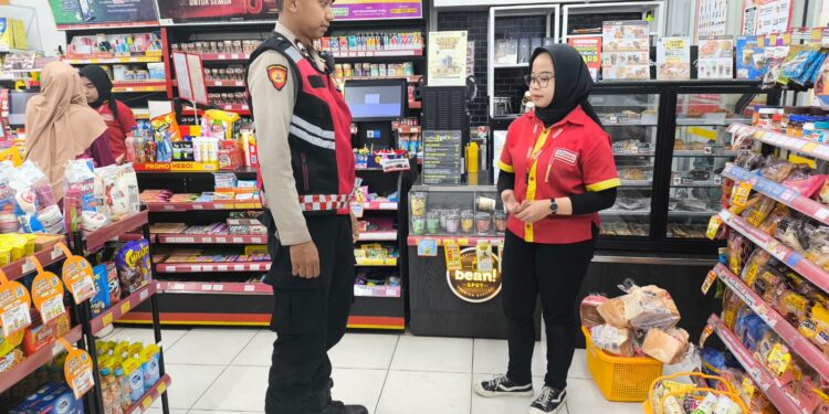 Tingkatkan Harkamtibmas, Kapolsek Baros giatkan patroli minimarket