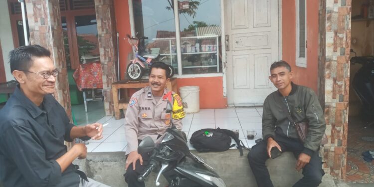 Tingkatkan Kamtibmas. Bhabinkamtibmas efektifkan Dialogis bersama Warga antisipasi kerawanan gukamtibmas