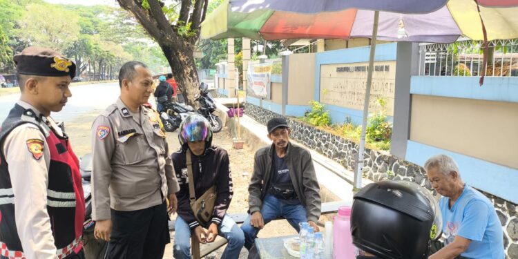 Wujudkan situasi kondusif,  Bhabinkamtibmas hadir ditengah warga jalur lingkar selatan