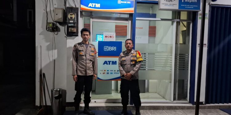 Personil  Polsek Sukalarang Patroli Malam Hari Sambangi ATM BRI Cegah Kejahatan Perbankan