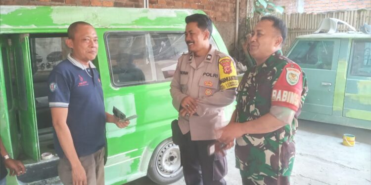 Bhabinkamtibmas kel. Lembursitu bersama Babinsa di lembursitu laksanakan giat sambang dan dialogis