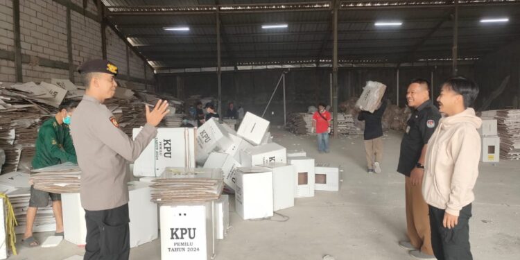 Polsek Sukaraja Polres Sukabumi Kota menggelar kegiatan patroli di Kantor dan Gudang Logistik KPU