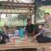 Sinergitas TNI POLRI, Sambangi Warga Binaan Desa Sasagaran Sampaikan Himbauan Kamtibmas Jelang Pilkada 2024