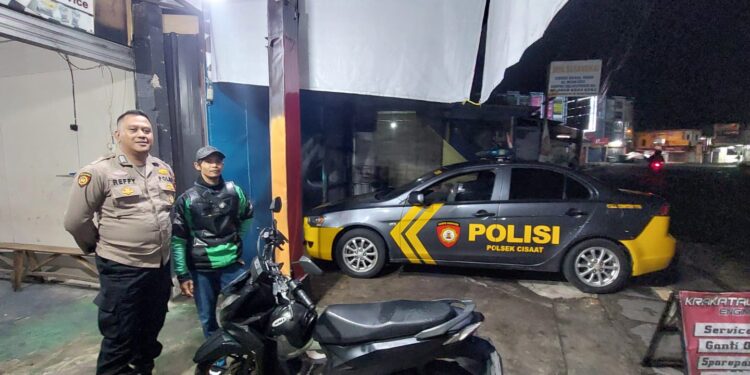 Berdialog Dengan Warga, Unit Samapta Polsek Cisaat Dialogis Berikan Himbauan Kamtibmas