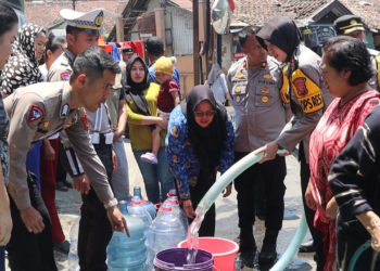 Bantu Warga Terdampak Kemarau, Polres Sukabumi Kota Distribusikan Bantuan Air Bersih