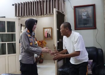Beri Motivasi, Kapolres Sukabumi Kota Kunjungi Personel Polri dan ASN yang Sakit Menahun