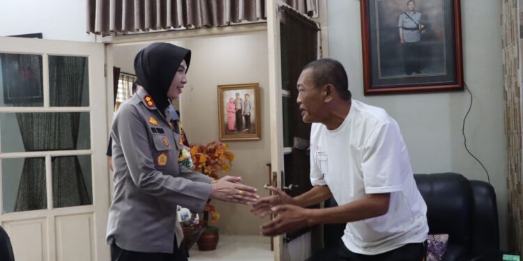 Beri Motivasi, Kapolres Sukabumi Kota Kunjungi Personel Polri dan ASN yang Sakit Menahun