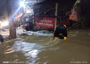 Irigasi Meluap Rusak Kanopi Warung dan Penyangga Rumah Warga