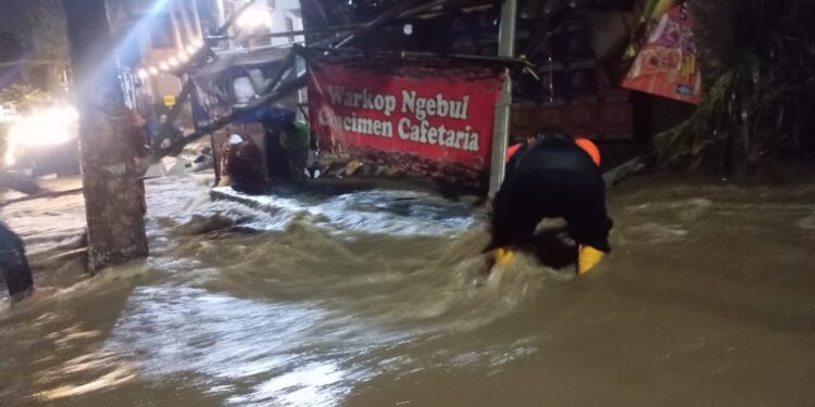 Irigasi Meluap Rusak Kanopi Warung dan Penyangga Rumah Warga