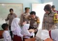 Polres Sukabumi Kota Bagikan Puluhan Paket Makanan Bergizi ke Pelajar Sekolah