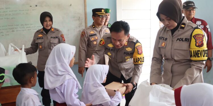Polres Sukabumi Kota Bagikan Puluhan Paket Makanan Bergizi ke Pelajar Sekolah