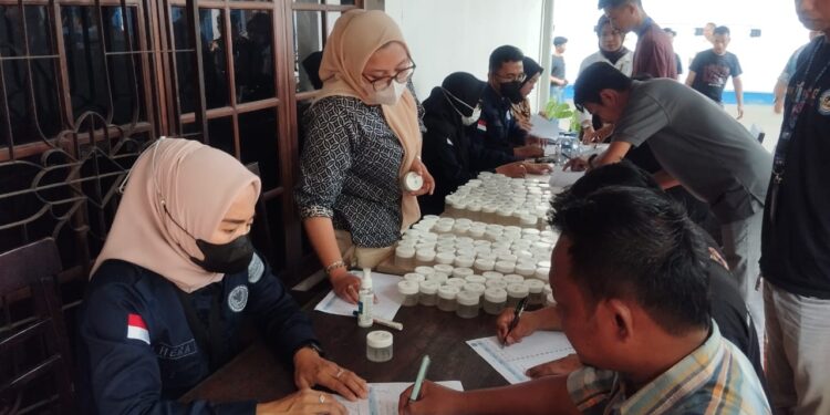 Cegah Penyalahgunaan Narkoba, 300 Karyawan di Sukabumi Jalani Tes Urine