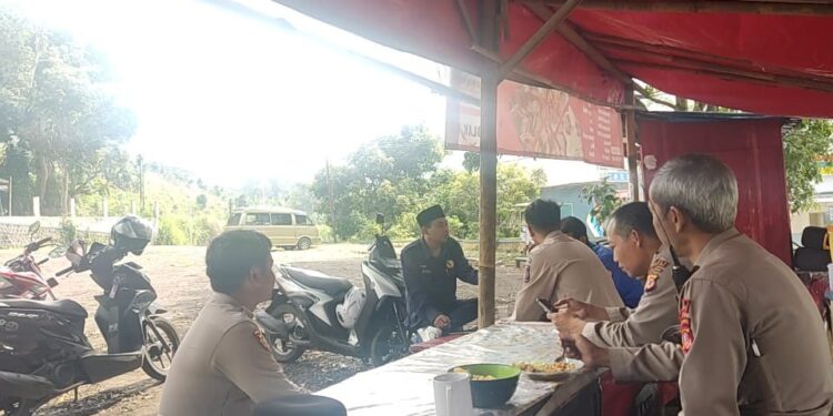 Patroli mobile rutin Polsek Kadudampit untuk mengantisipasi gangguan kamtibmas  di wilayah hukum polsek kadudampit