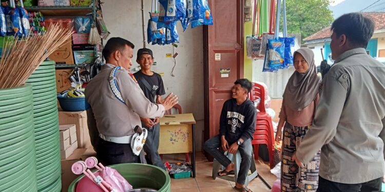 Wujudkan Kebersamaan. Personil Polsek Lembursitu efektifkan patroli dialogis Warga Masyarakat