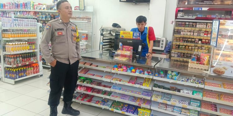 Bhabinkamtibmas Desa Sasagaran Sambang Mini Market Lakukan Dialogis Kamtibmas Dengan Karyawan