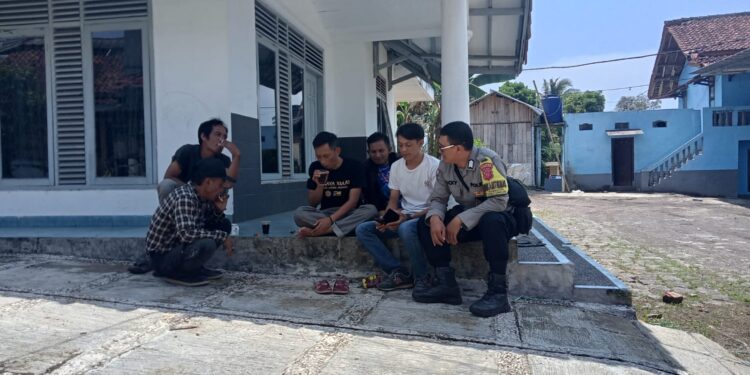 Antisipasi Kejahatan Polisi Melakukan Patroli Himbauan Kepada Masyarakat Yang sedang beraktivitas