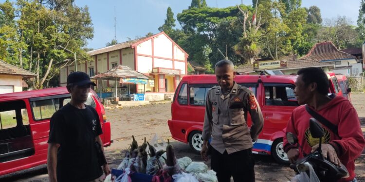 Patroli mobile rutin Polsek Kadudampit untuk mengantisipasi gangguan kamtibmas  di wilayah hukum polsek kadudampit