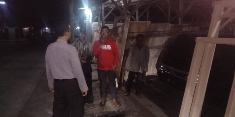 Guna menciptakan keamanan yang kondusif, unit Samapta Polsek Cibeureum Patroli Dialogis dan Sambangi Warga