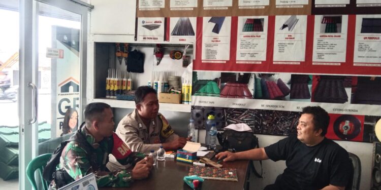 Bhabinkamtibmas Bersinergi dengan Babinsa Sambangi Warga Untuk Tingkatkan Harkamtibmas