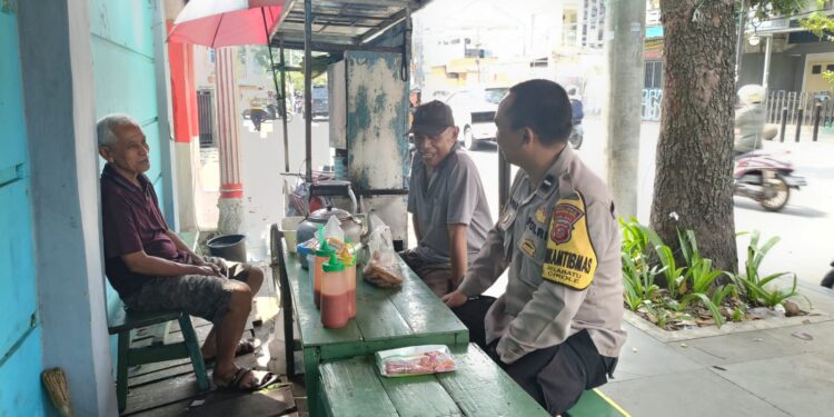Jaga Kamtibmas, Bhabinkamtibmas Polsek Cikole Laksanakan Giat Sambang Warga