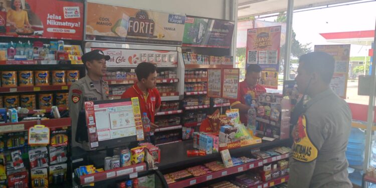 Sampaikan Himbauan Kamtibmas Kepada Karyawan Minimarket saat Patroli Siang