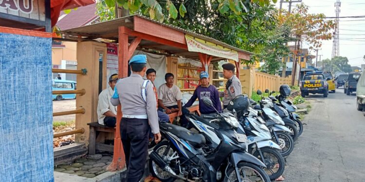 Sambangi Pangkalan Ojek Pengkolan Patroli Polsek Lembursitu  Himbau Pengemudi Ojek Agar Tertib Berlalu Lintas