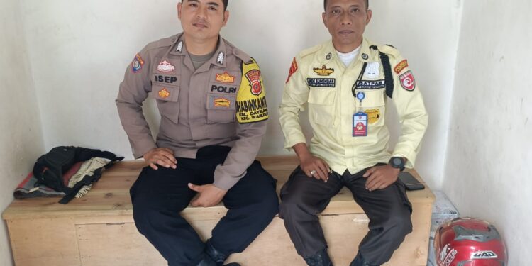 Cegah Aksi Kejahatan, Anggota Bhabinkamtibmas berikan Himbauan Kamtibmas Kepada Security
