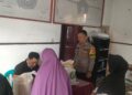 Bhabinkamtibmas Desa Sasagaran Polsek Kebonpedes Monitoring Penyaluran Bansos di Kantor Desa Sasagaran