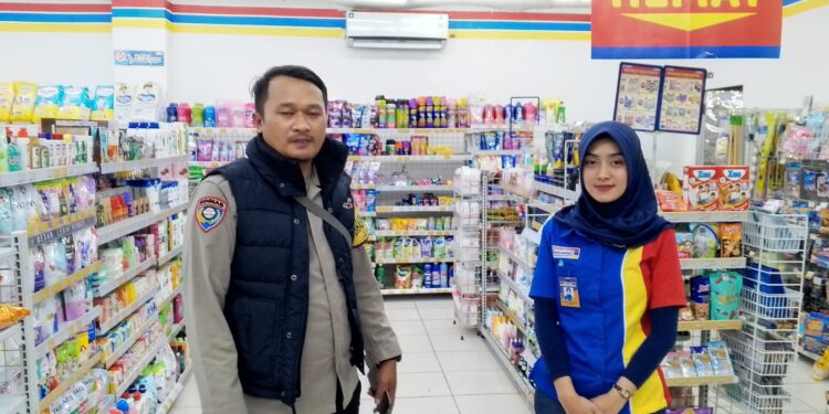 Bhabinkamtibmas Polsek Kebonpedes Patroli Mini Market Berikan Himbauan Kamtibmas Agar Waspada Curanmor