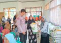 Penyaluran Bantuan CBP Kelurahan Jayaraksa. Bhabinkamtibmas arahkan warganya berbudaya antri